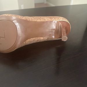 Ralph Lauren pointed pump, never worn, beautiful and comfortable. Very Stylish